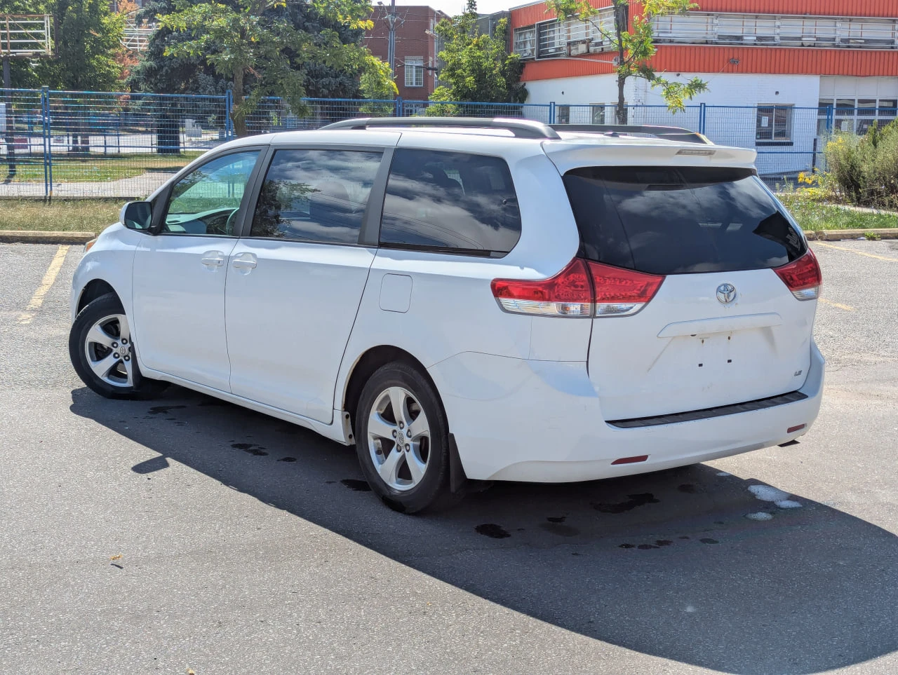 Toyota Sienna CARFAX* АВТОФИНАНСИРАНЕ БЕЗ ПЪРВОНАЧАЛНА ВНОСКА - изображение 2