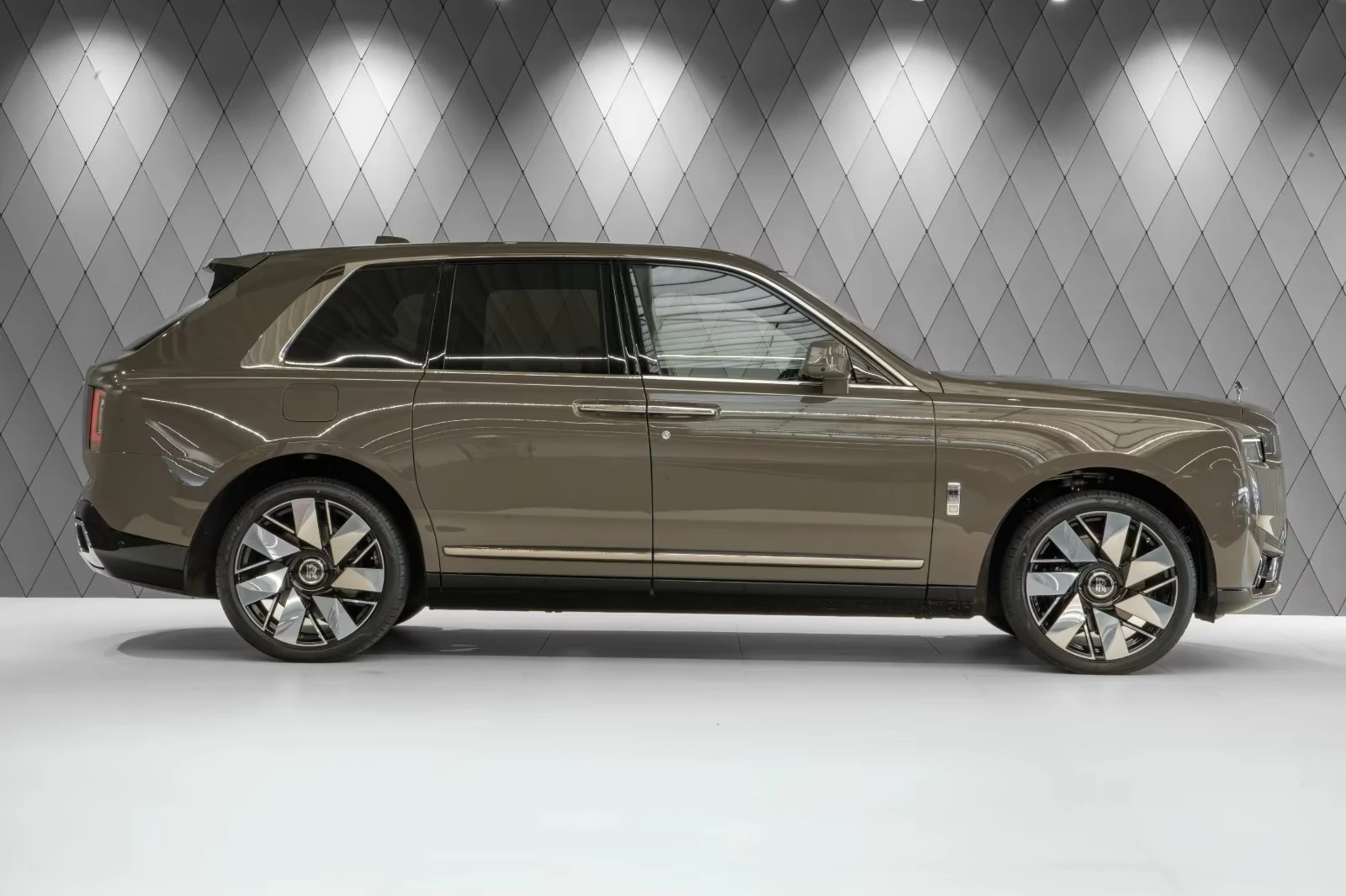 Rolls-Royce Cullinan  - изображение 3