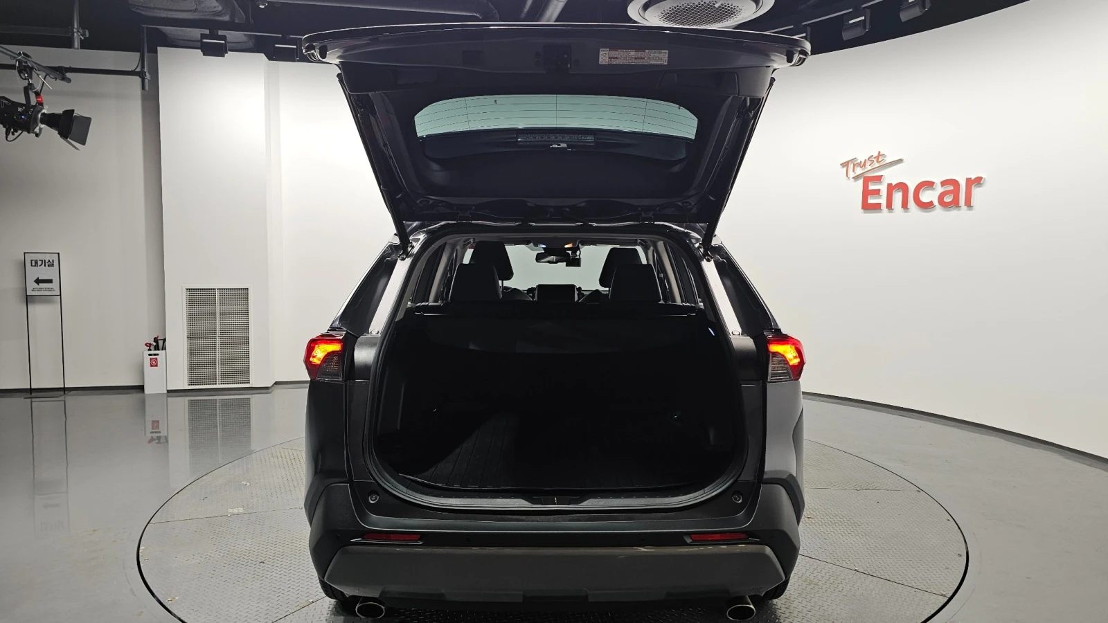 Toyota Rav4 2.5 Hybrid AWD | Distronic | Memory | Обдухване, снимка 17 - Автомобили и джипове - 55178529