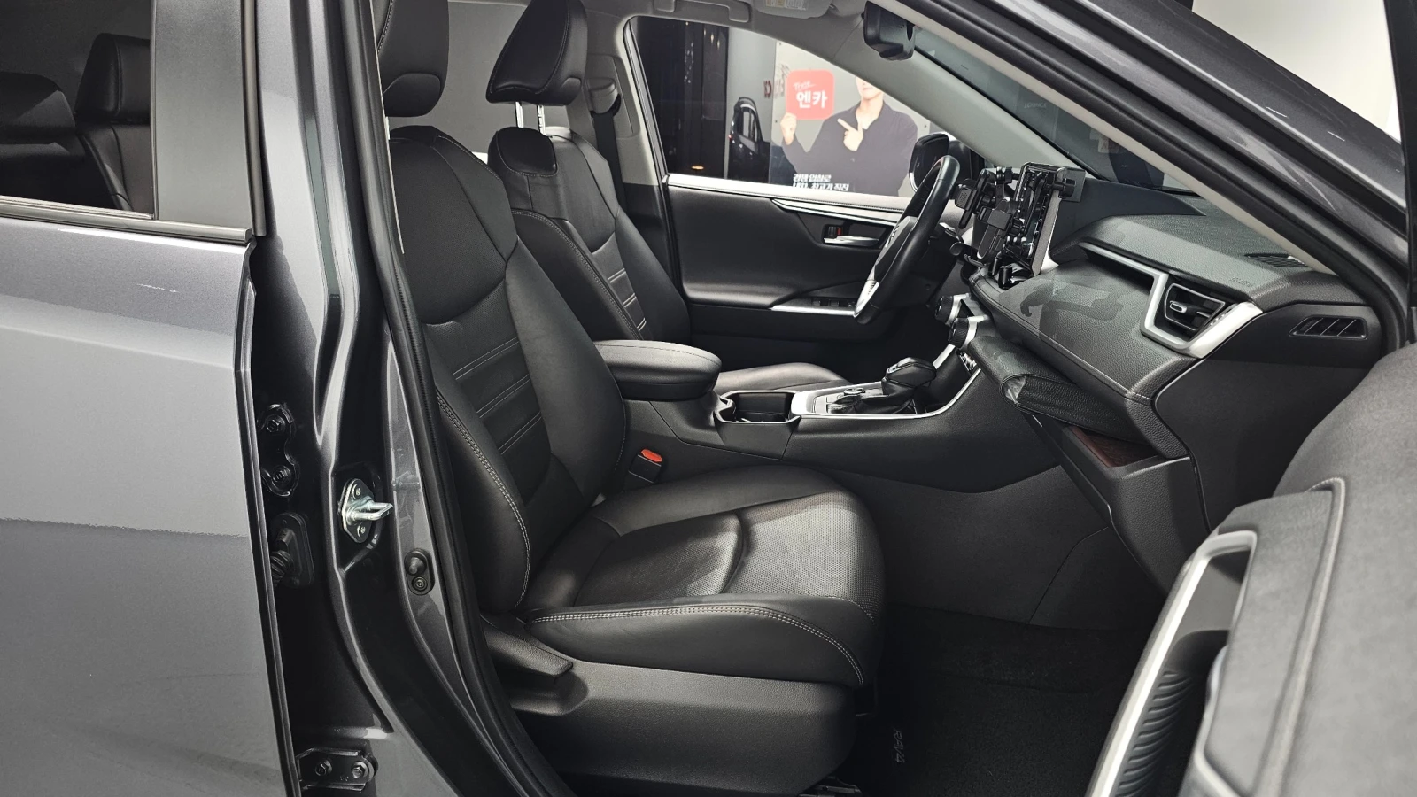 Toyota Rav4 2.5 Hybrid AWD | Distronic | Memory | Обдухване, снимка 12 - Автомобили и джипове - 55178529