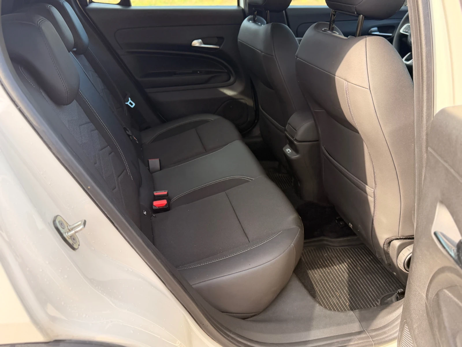 Jeep Avenger, снимка 10 - Автомобили и джипове - 55606150