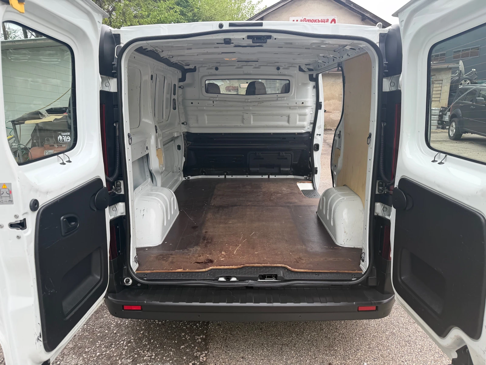 Renault Trafic 1.6DCI* L1H1* Facelift , снимка 13 - Бусове и автобуси - 54449611
