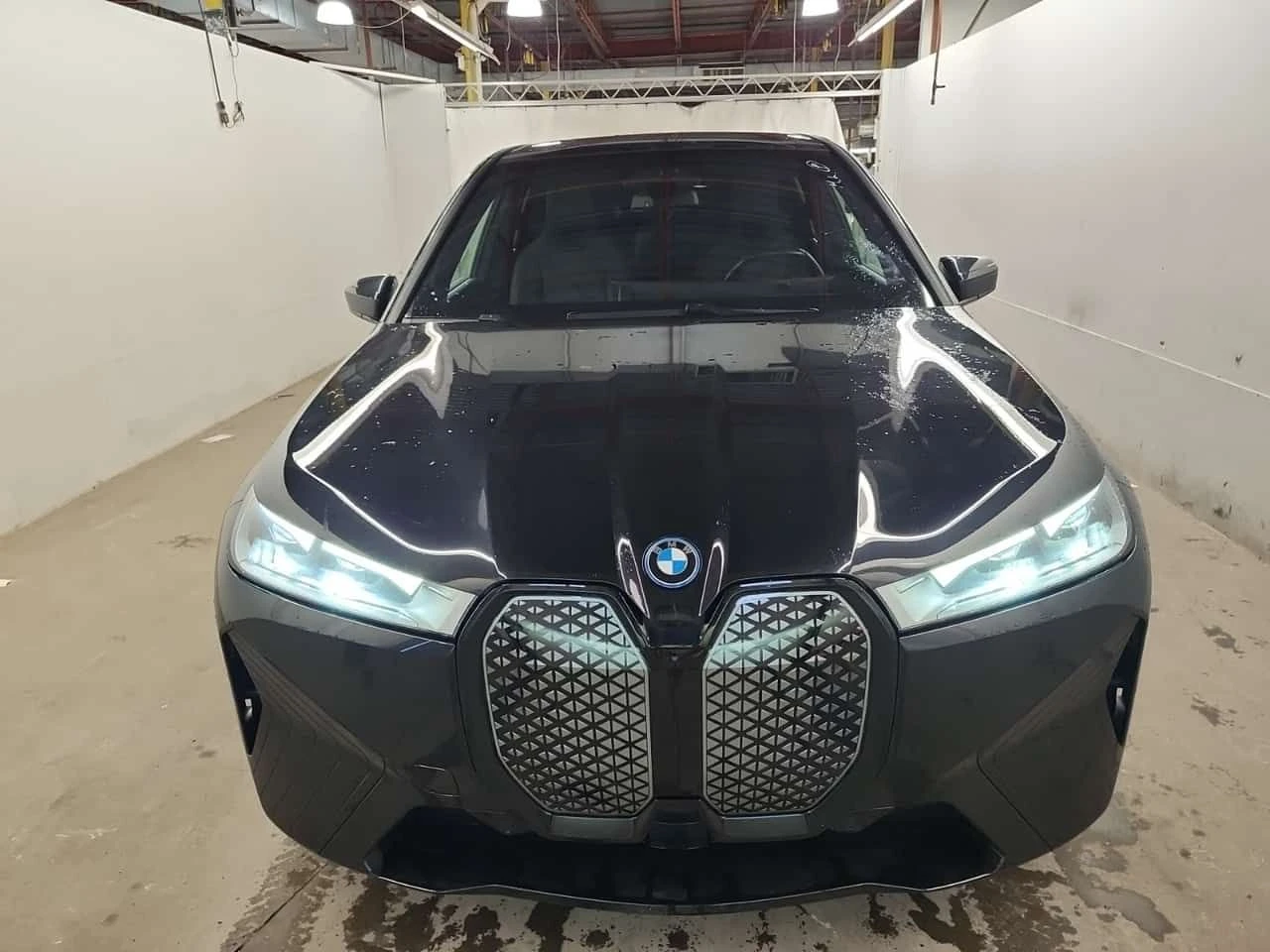 BMW iX XDRIVE40* ОБДУХВАНЕ* ДИСТРОНИК* 360* ВТОРИ ГУМИ - изображение 2