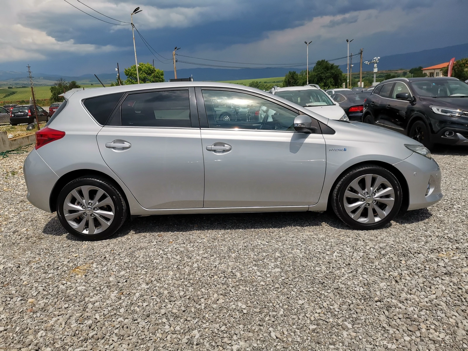 Toyota Auris 1.8 Hybrid Реални КМ / 1 СОБСТВЕНИК / БЕЗ РЪЖДА, снимка 4 - Автомобили и джипове - 54884573