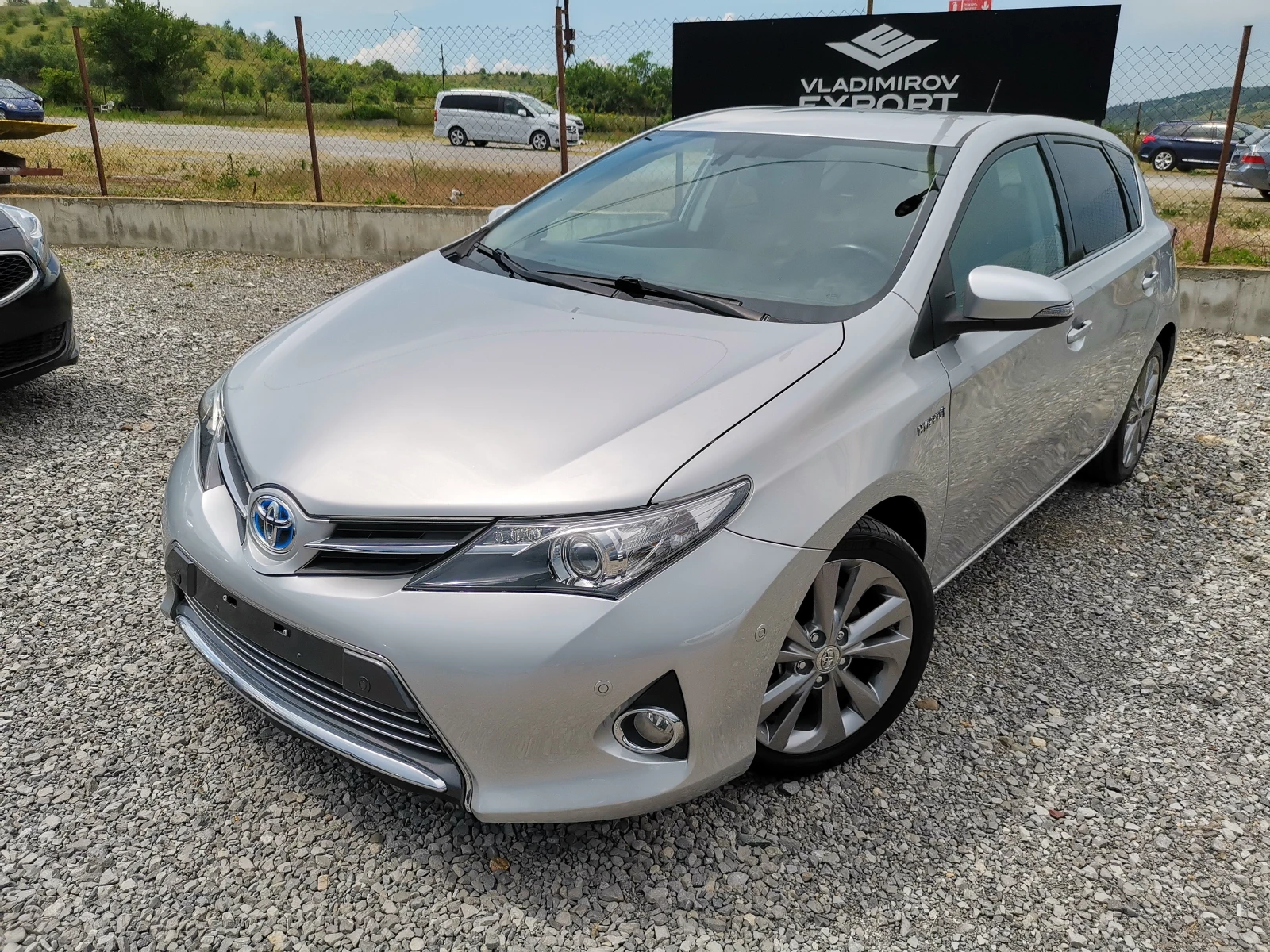 Toyota Auris 1.8 Hybrid Реални КМ / 1 СОБСТВЕНИК / БЕЗ РЪЖДА