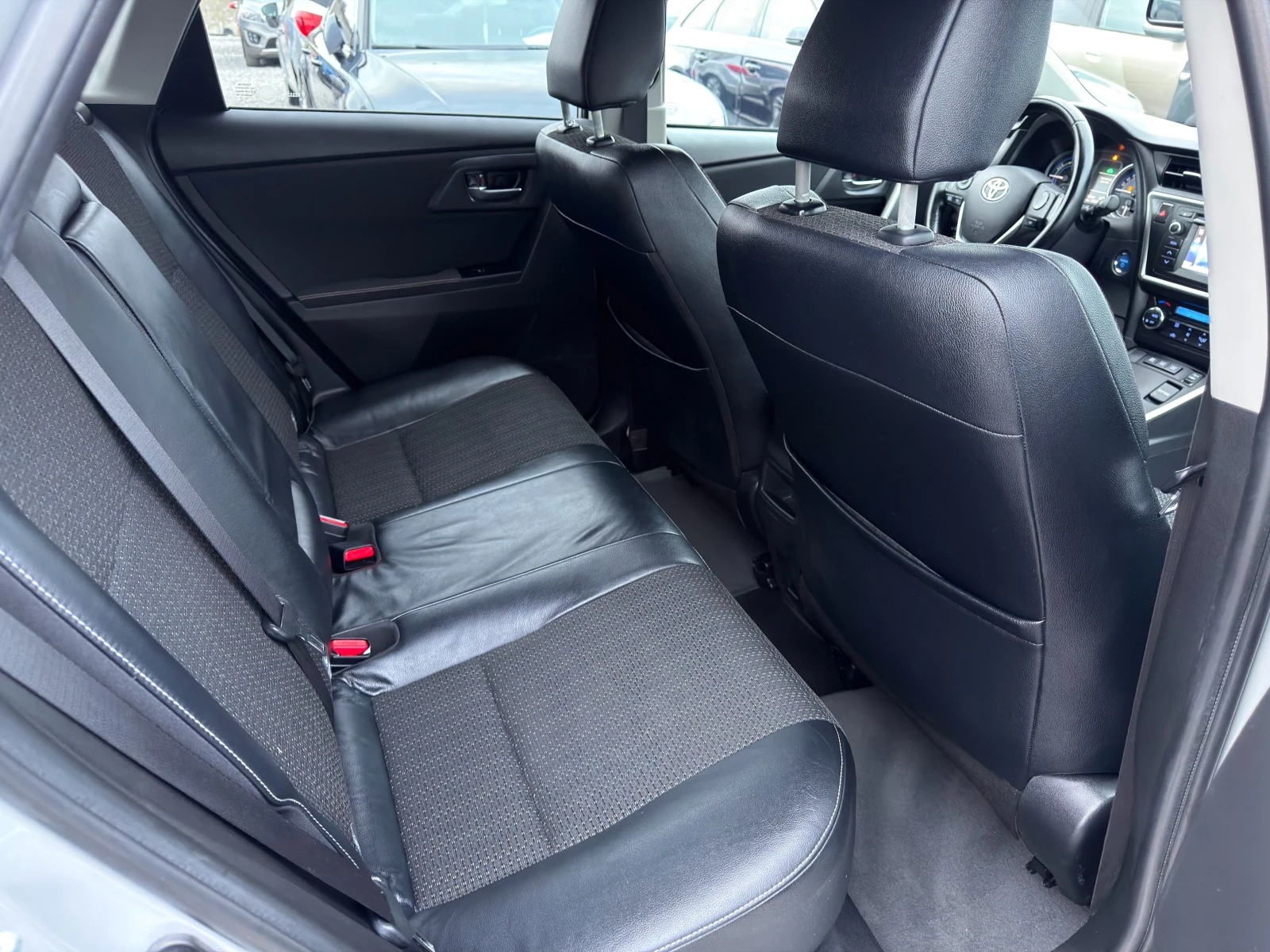 Toyota Auris 1.8 Hybrid Реални КМ / 1 СОБСТВЕНИК / БЕЗ РЪЖДА, снимка 7 - Автомобили и джипове - 54884573