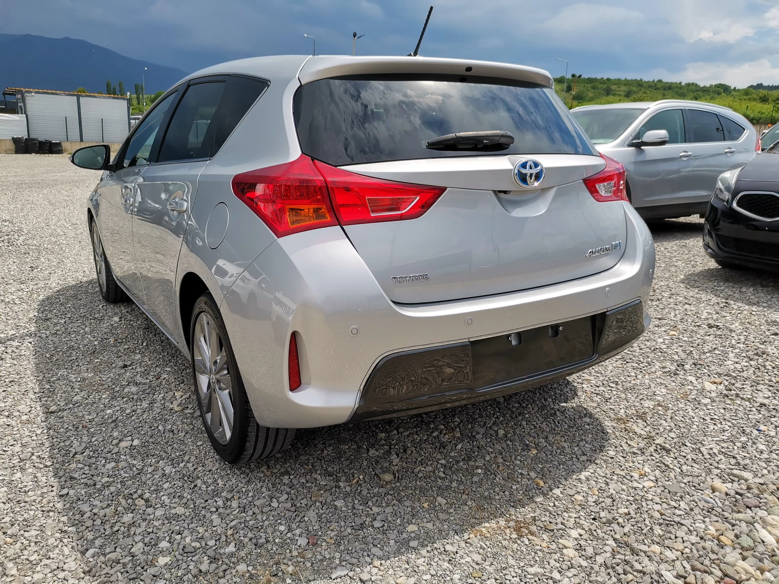Toyota Auris 1.8 Hybrid Реални КМ / 1 СОБСТВЕНИК / БЕЗ РЪЖДА, снимка 2 - Автомобили и джипове - 54884573