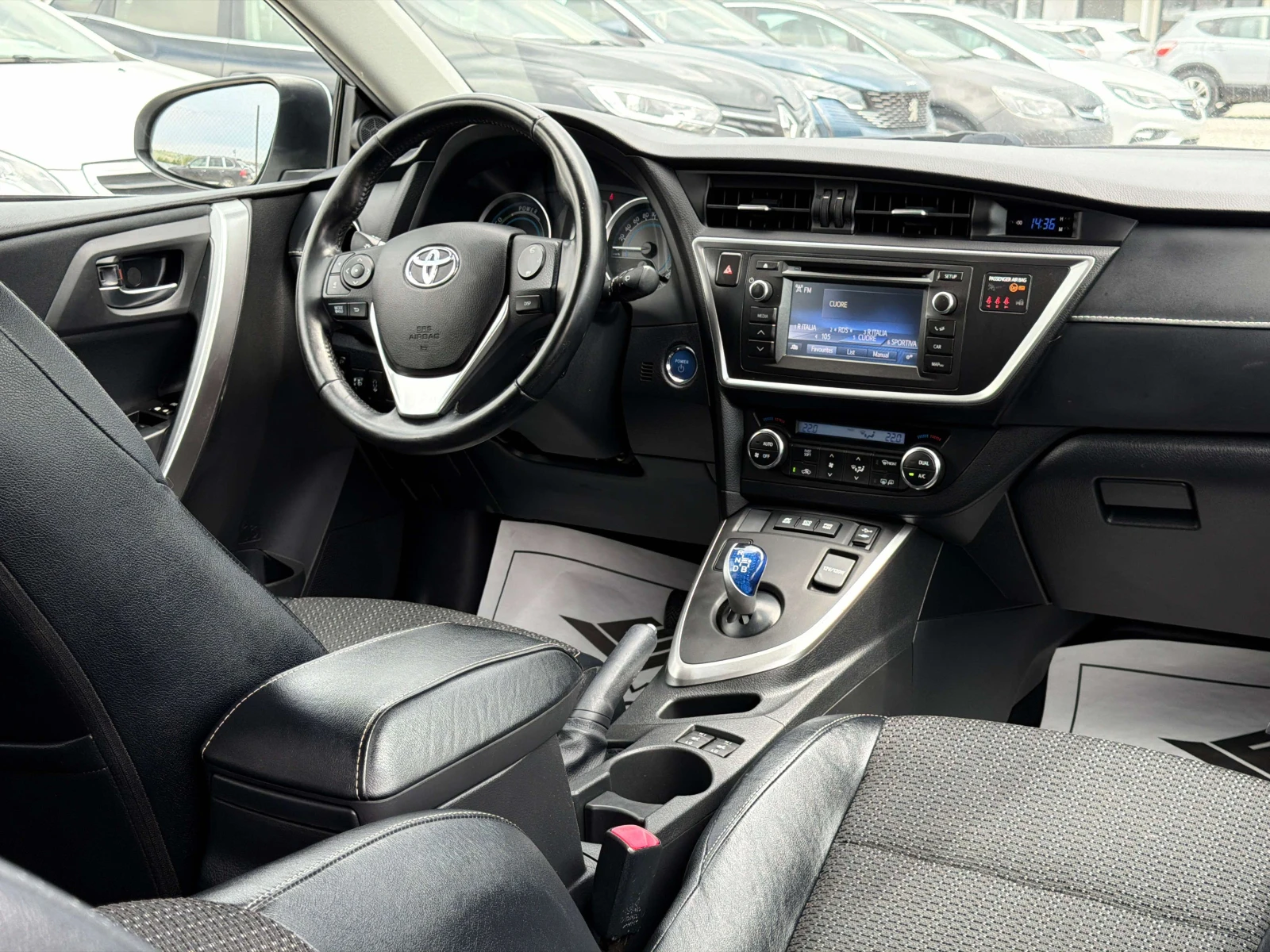 Toyota Auris 1.8 Hybrid Реални КМ / 1 СОБСТВЕНИК / БЕЗ РЪЖДА, снимка 14 - Автомобили и джипове - 54884573