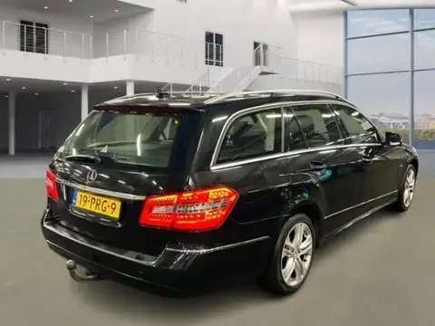 Mercedes-Benz E 200, снимка 12 - Автомобили и джипове - 49227254