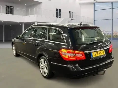 Mercedes-Benz E 200, снимка 13 - Автомобили и джипове - 49227254