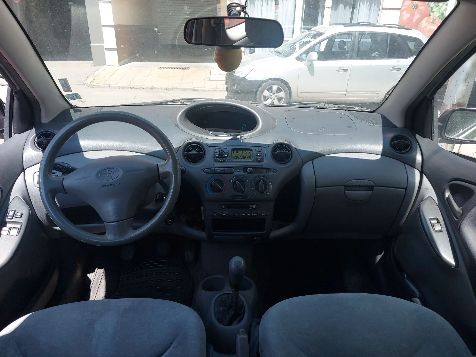Toyota Yaris 1.0 VVTI - изображение 4