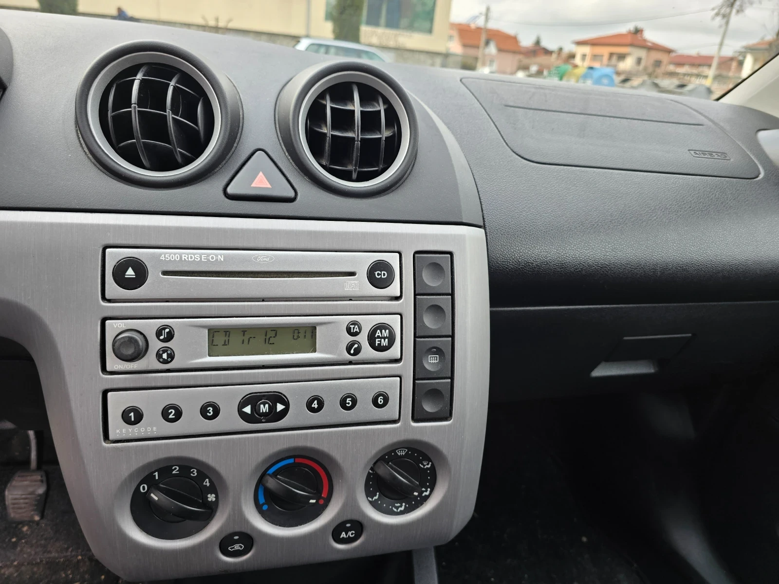 Ford Fiesta 1.3 КЛИМАТИК - изображение 10
