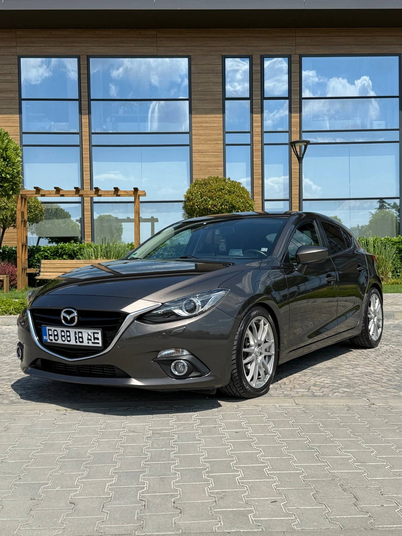 Mazda 3 CarPlay/Head Up/BOSE/Blind-Spot/Keyless/Обслужена, снимка 2 - Автомобили и джипове - 55007183