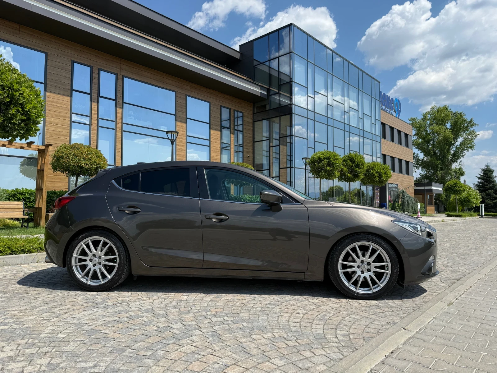 Mazda 3 CarPlay/Head Up/BOSE/Blind-Spot/Keyless/Обслужена, снимка 5 - Автомобили и джипове - 55007183