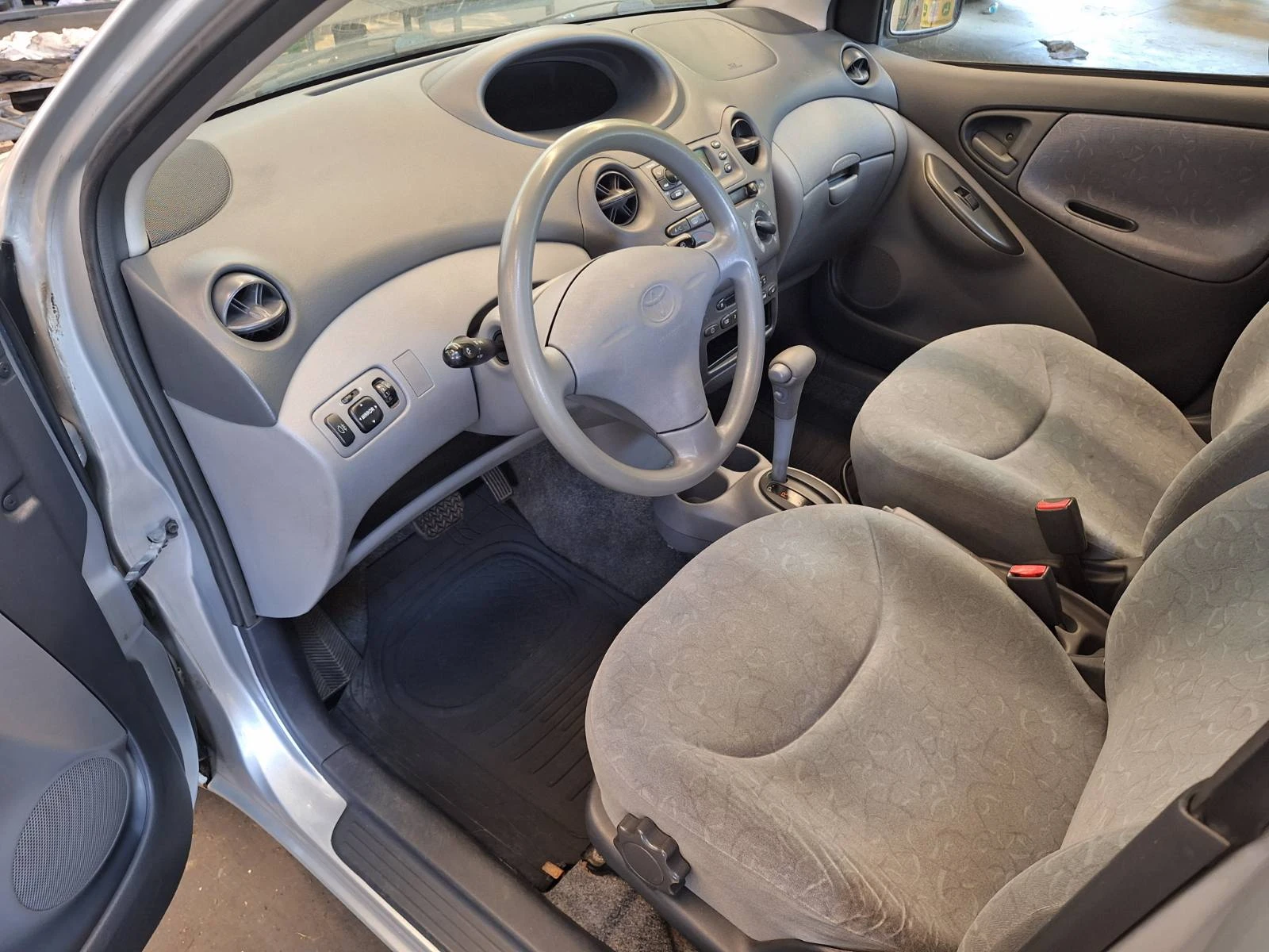 Toyota Yaris 1, 3 VVT-i АВТОМАТИК, снимка 6 - Автомобили и джипове - 55486655