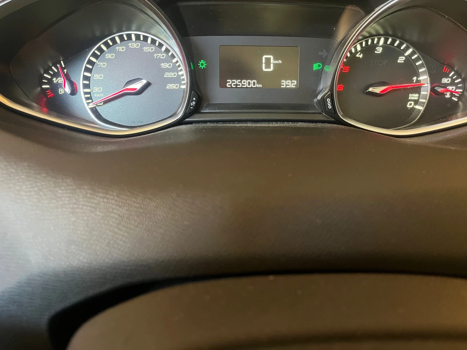 Peugeot 308 1.6HDI, снимка 11 - Автомобили и джипове - 56616843