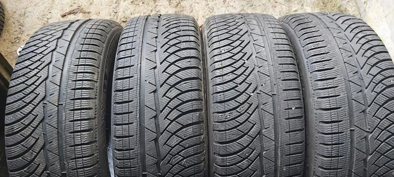 Гуми Зимни 235/55R18, снимка 1 - Гуми и джанти - 35123280