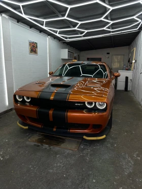     Dodge Challenger  6, 4 SRT