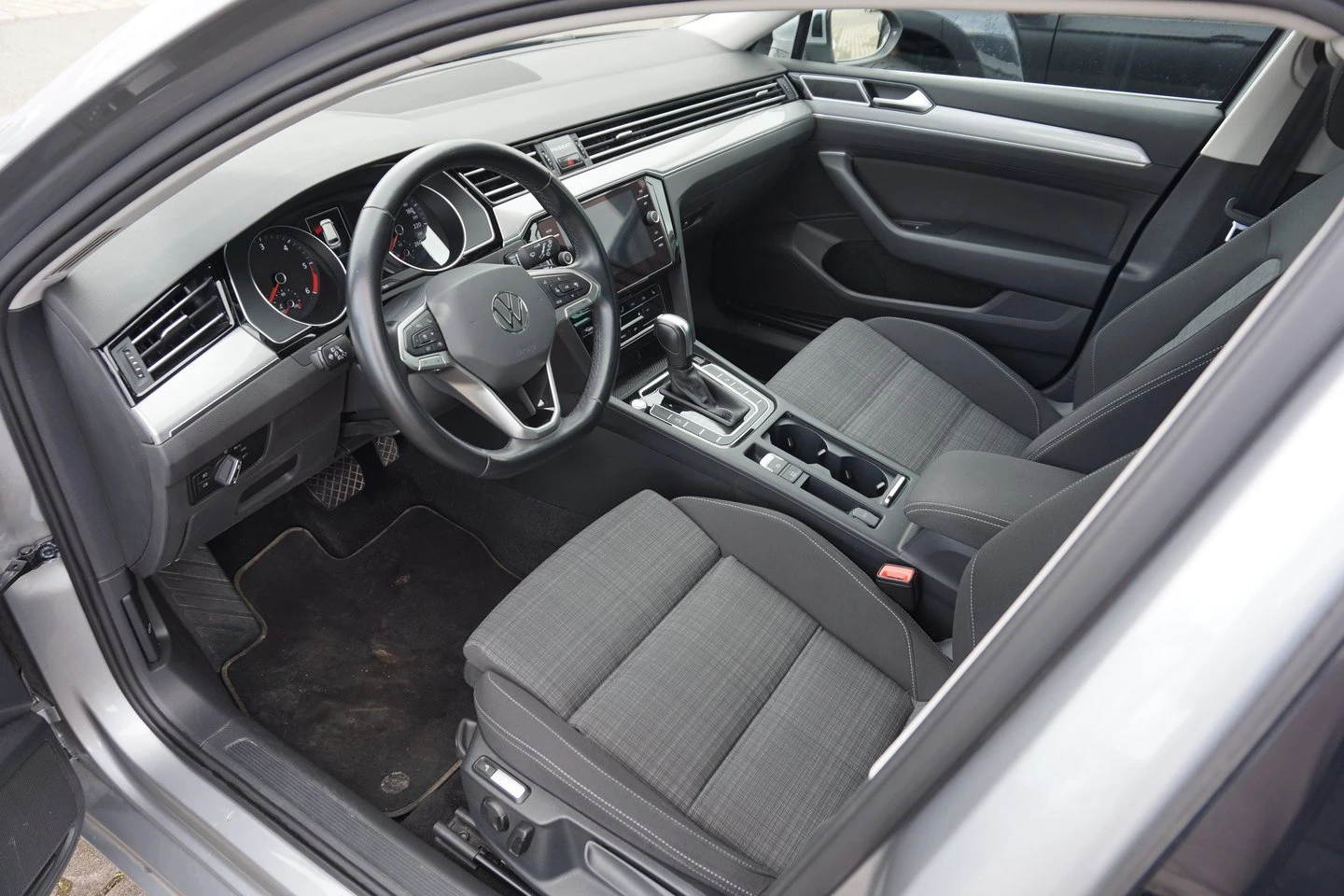 VW Passat Business 2.0 TDI SCR DSG - изображение 4