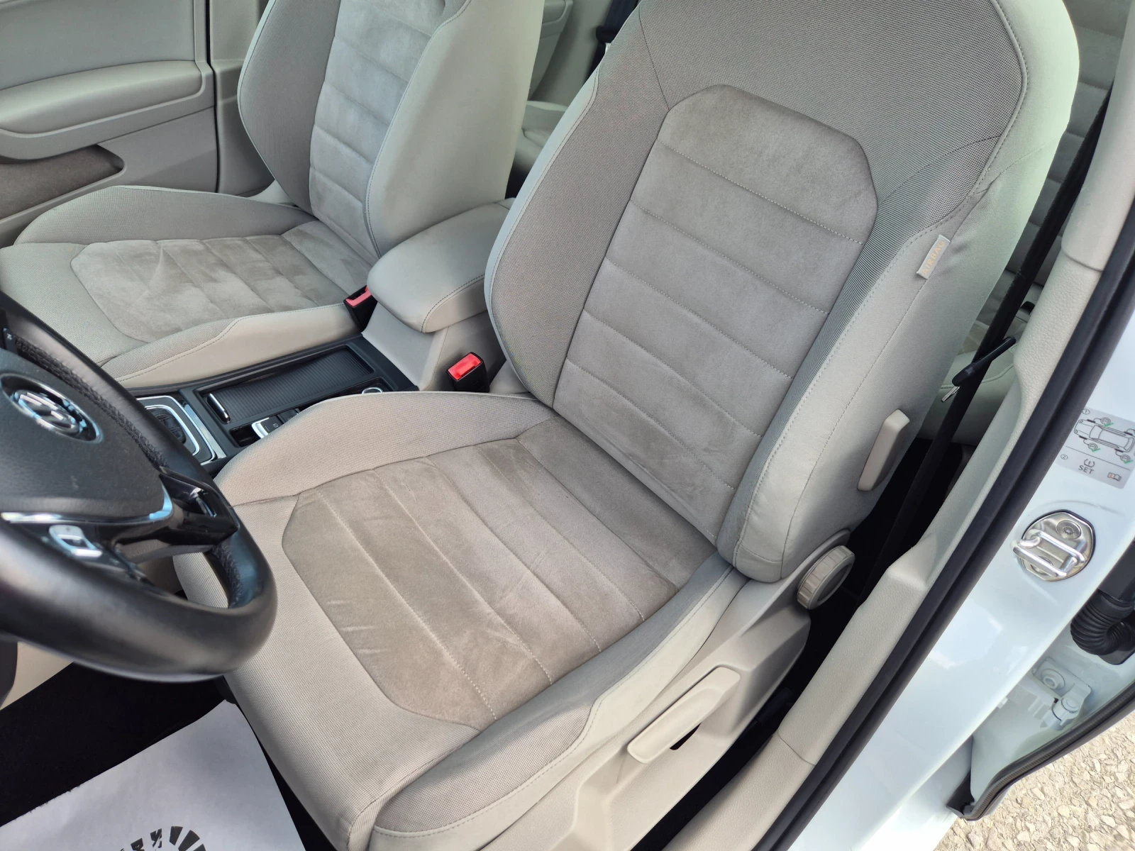 VW Golf 2.0TDI Highline, снимка 9 - Автомобили и джипове - 54624474