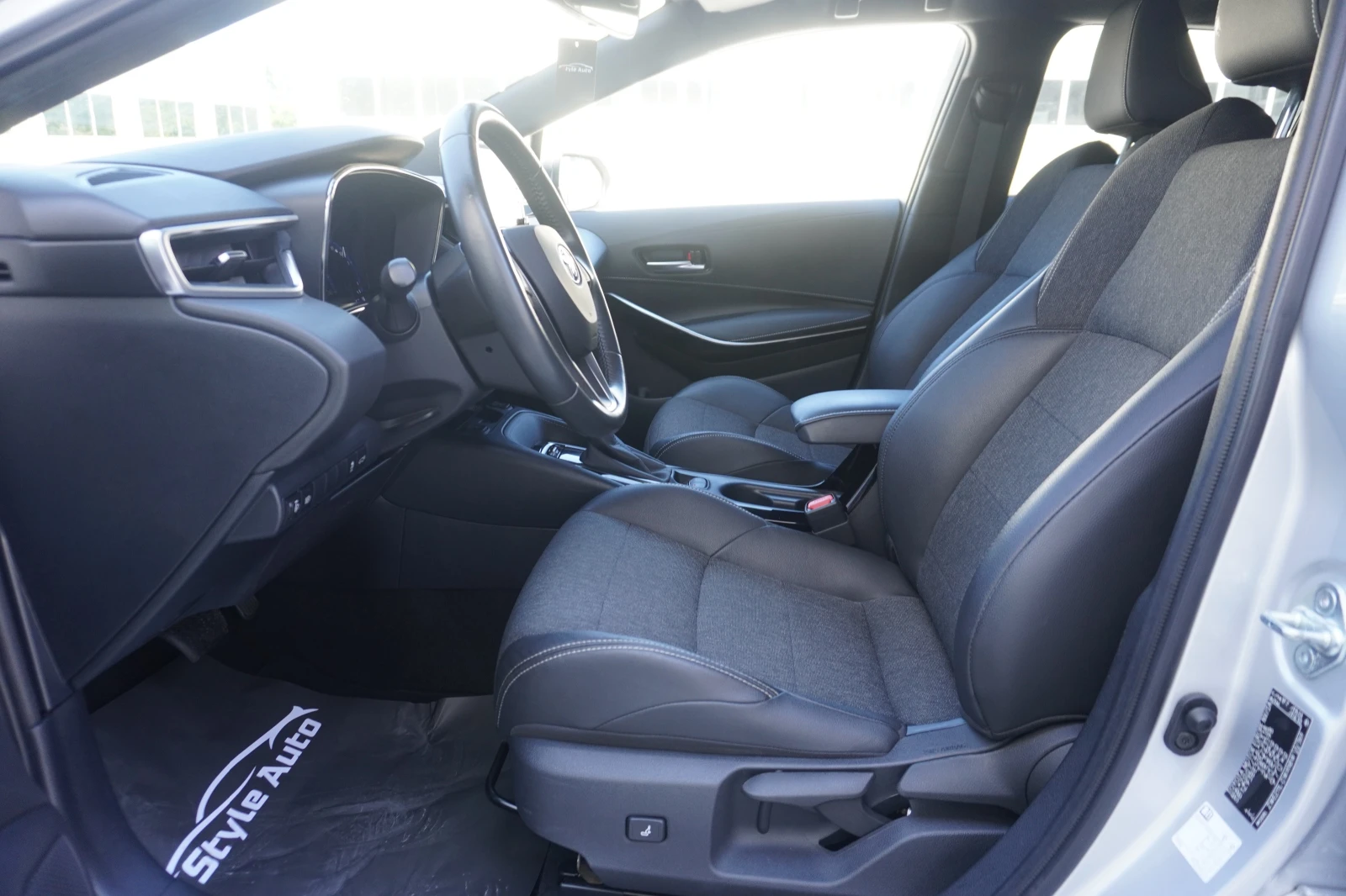 Toyota Corolla 1.8HYBRID EXECUTIVE-45.500km!!, снимка 14 - Автомобили и джипове - 54692129