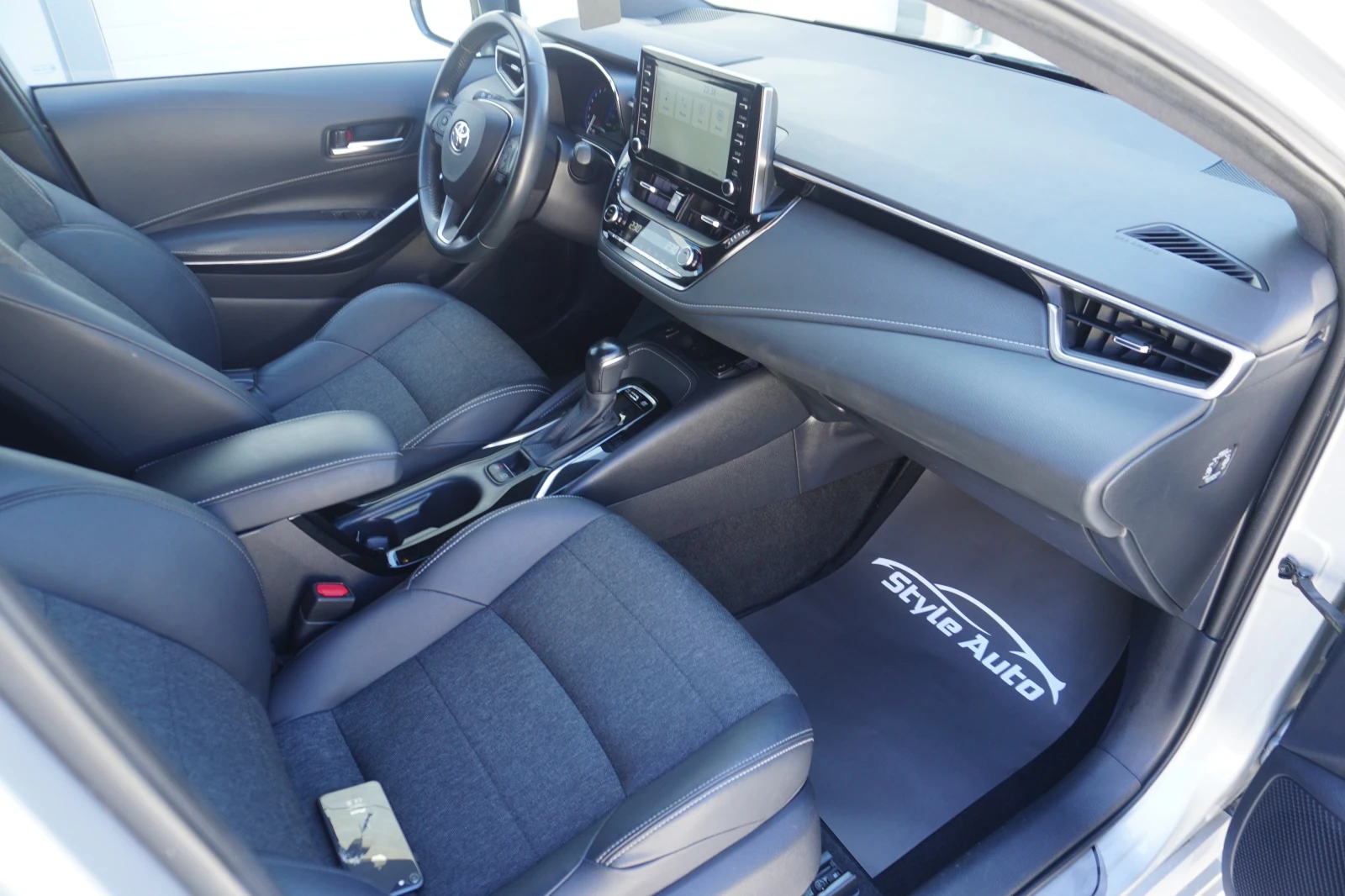 Toyota Corolla 1.8HYBRID EXECUTIVE-45.500km!!, снимка 13 - Автомобили и джипове - 54692129