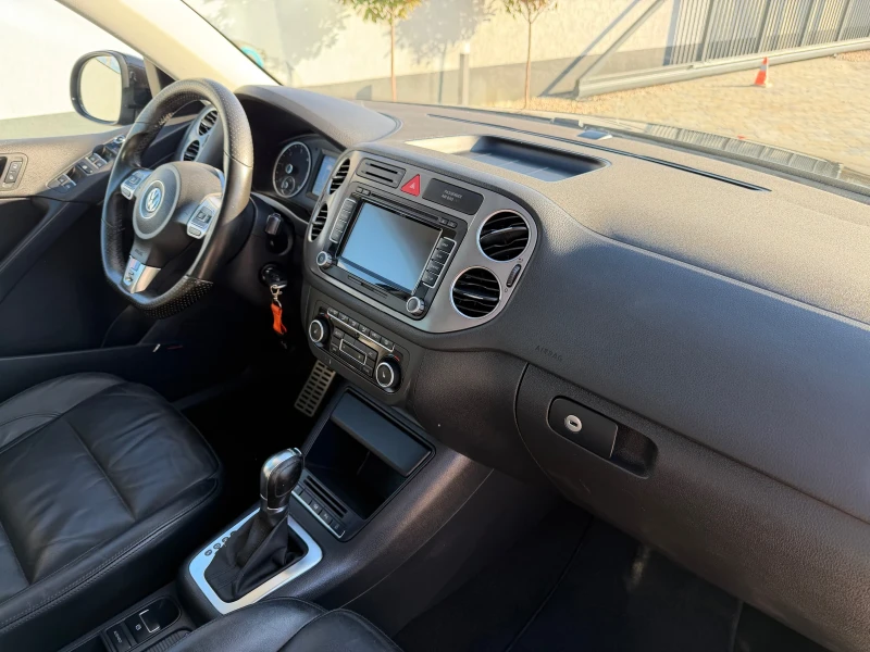 VW Tiguan 2.0TDI R-LINE , 4X4 , SWISS, PANORAMA, снимка 11 - Автомобили и джипове - 52910206