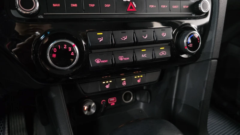 Kia Sportage 2.0 CRDI / АВТОМАТИК / СЕРВИЗНА ИСТОРИЯ !!!, снимка 13 - Автомобили и джипове - 53382551