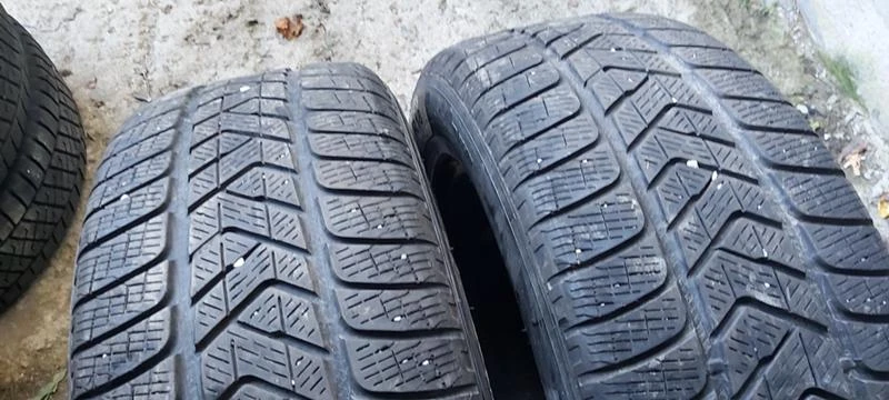 Гуми Зимни 235/60R18, снимка 1 - Гуми и джанти - 35124814