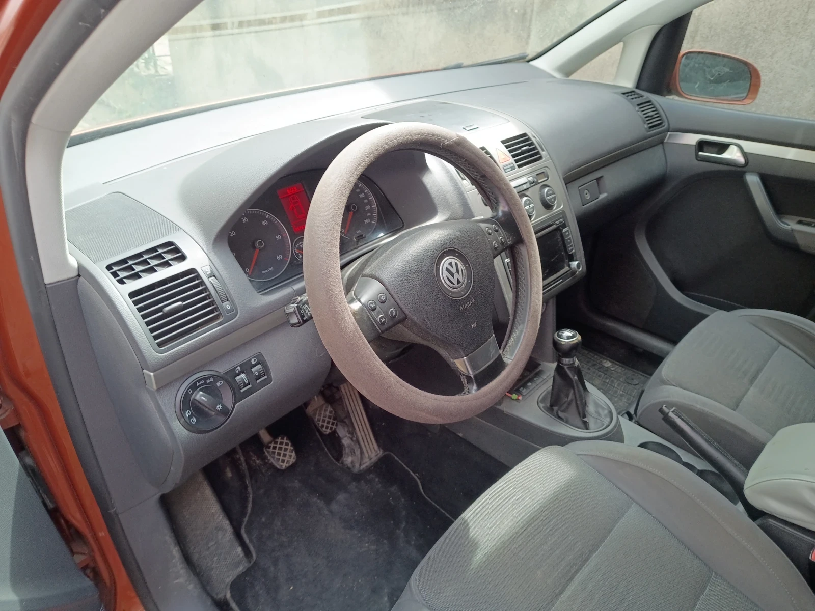 VW Touran, снимка 4 - Автомобили и джипове - 54774112
