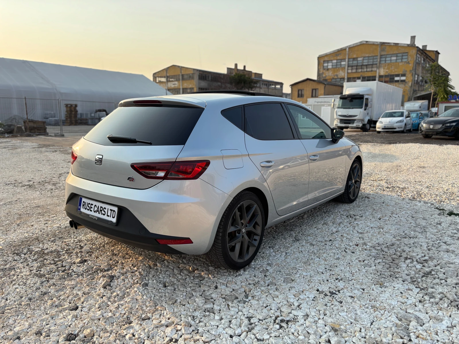 Seat Leon 2.0d/DSG/FR/купуван нов от БГ, снимка 6 - Автомобили и джипове - 56063752