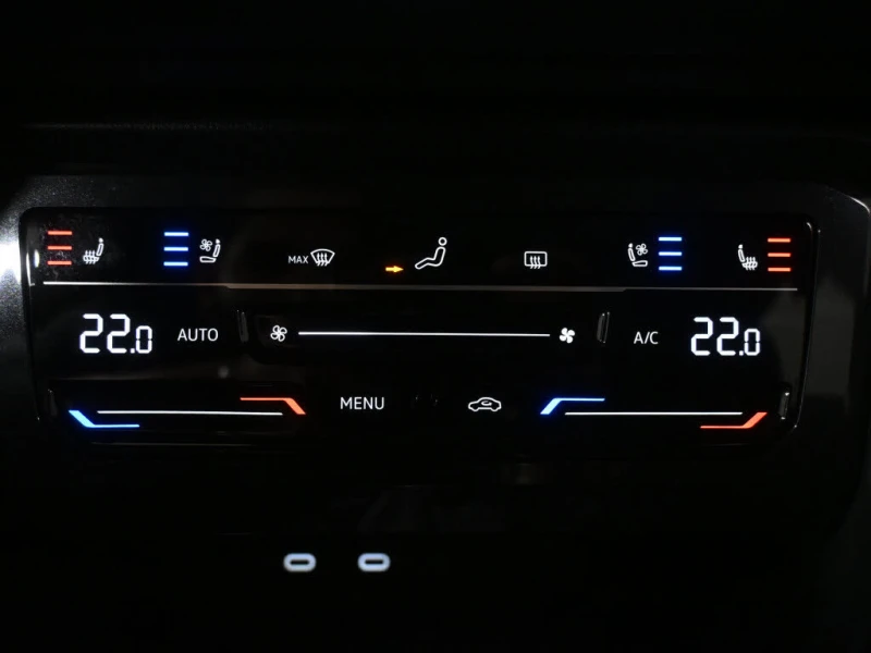 VW Tiguan Highline R-Line* АвтоКредит* (ЦЕНА ДО БГ), снимка 13 - Автомобили и джипове - 53459015