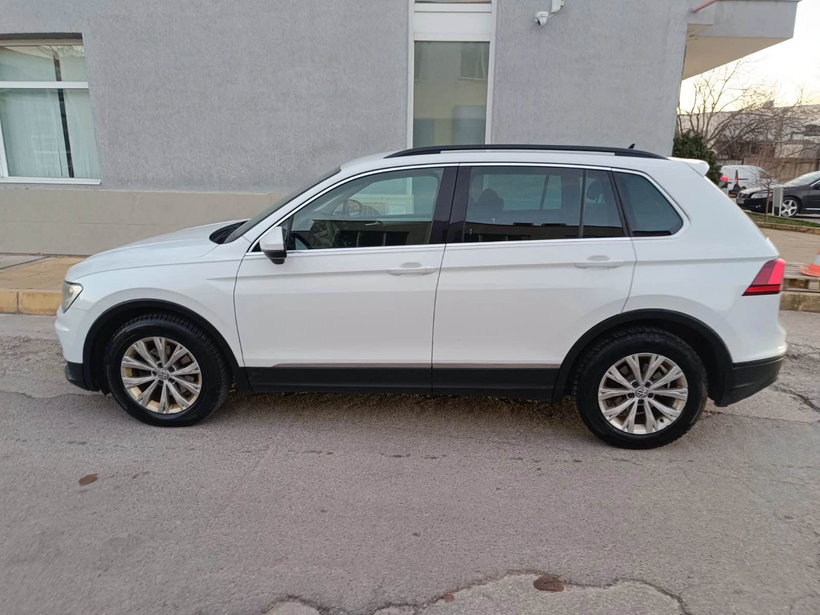 VW Tiguan 4 MOTION (с чип), снимка 6 - Автомобили и джипове - 53835665