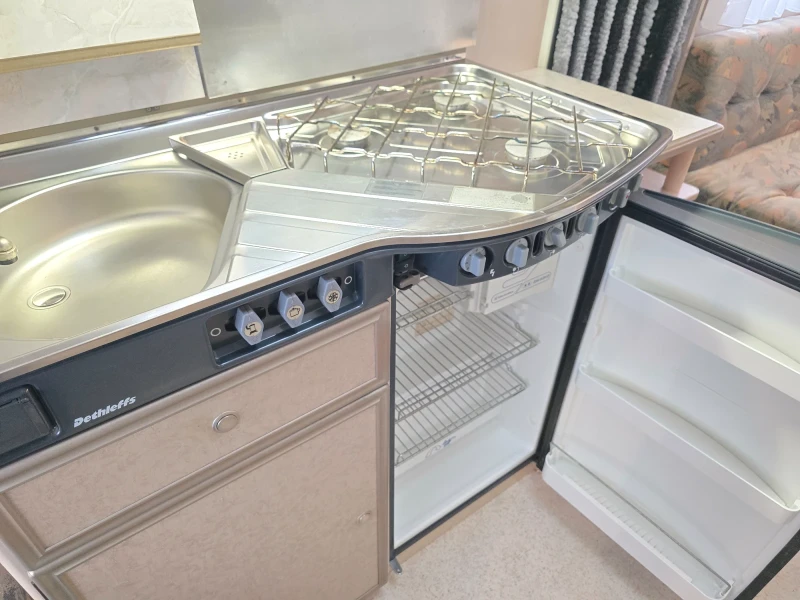 Каравана Dethleffs, снимка 10 - Каравани и кемпери - 51912711