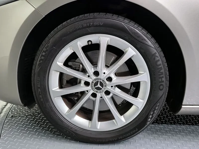 Mercedes-Benz A 220 Hatchback, снимка 4 - Автомобили и джипове - 54880237