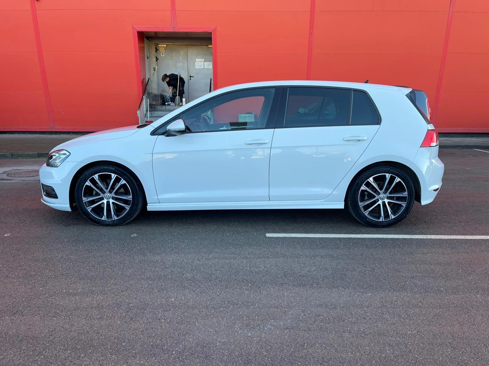 VW Golf 2.0 TDI 150к.с. R-LINE - изображение 8