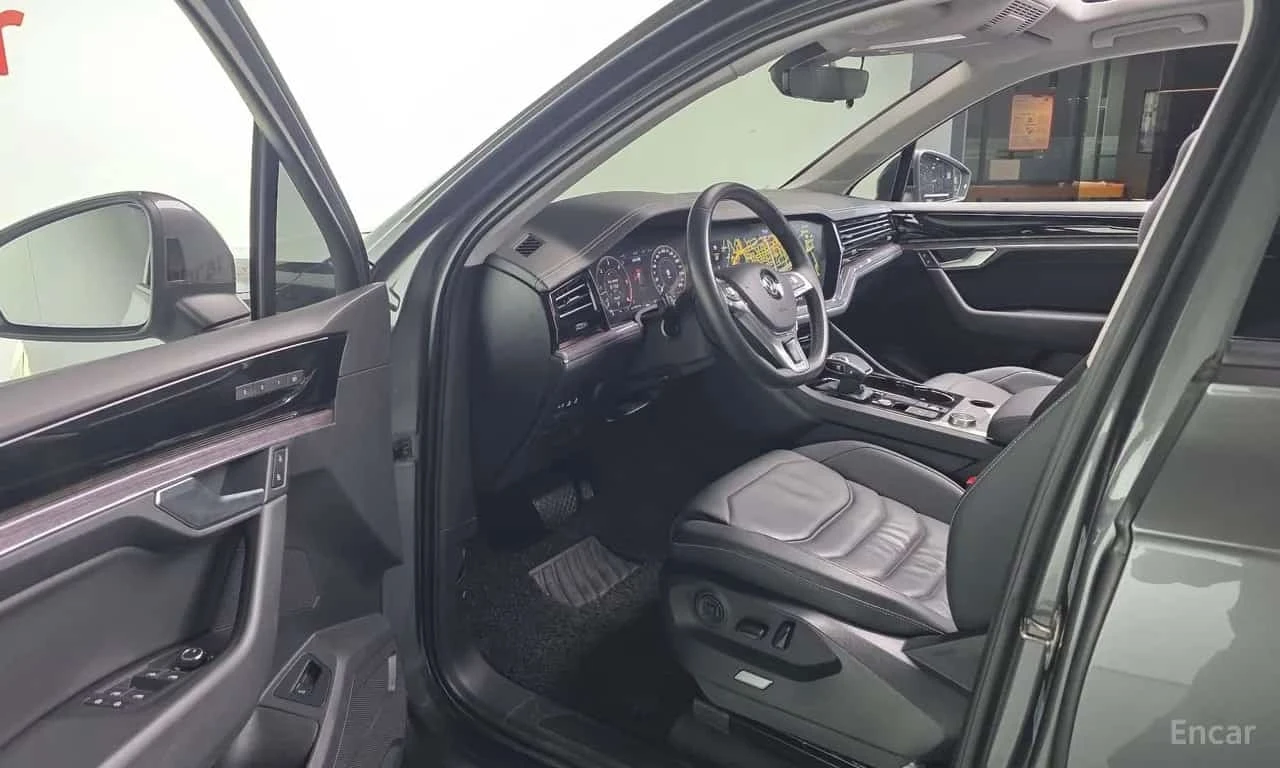 VW Touareg 3.0 TDI Premium, снимка 10 - Автомобили и джипове - 56274258