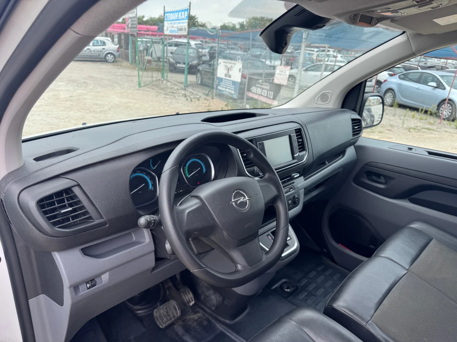 Opel Vivaro 75KwH Full , снимка 10 - Бусове и автобуси - 55653956