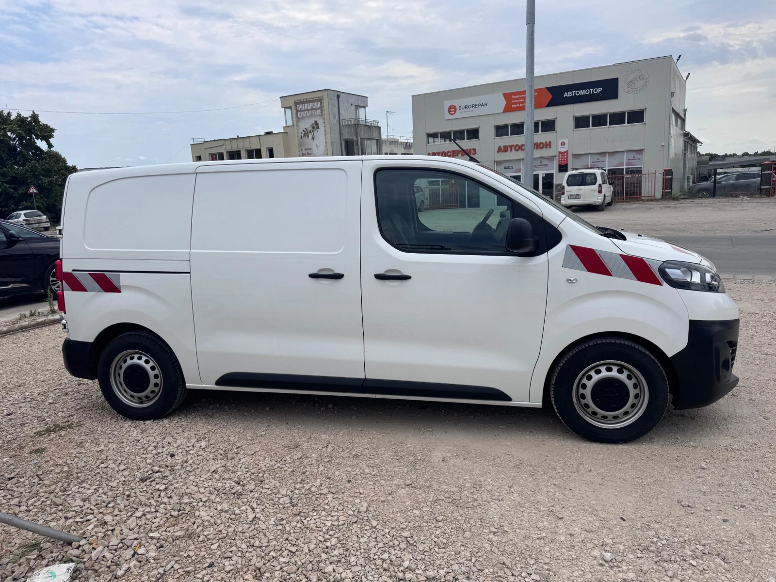 Opel Vivaro 75KwH Full , снимка 9 - Бусове и автобуси - 55653956
