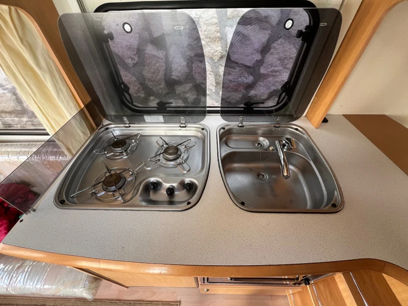 Каравана Chateau Lunar 470, снимка 5 - Каравани и кемпери - 53067694