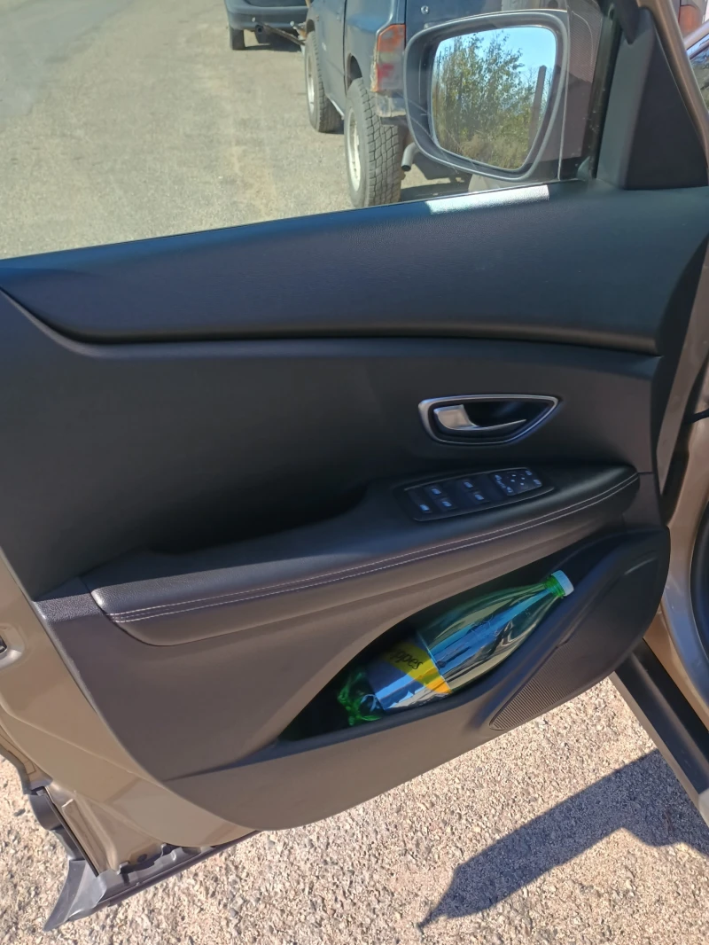 Renault Scenic, снимка 14 - Автомобили и джипове - 52205314