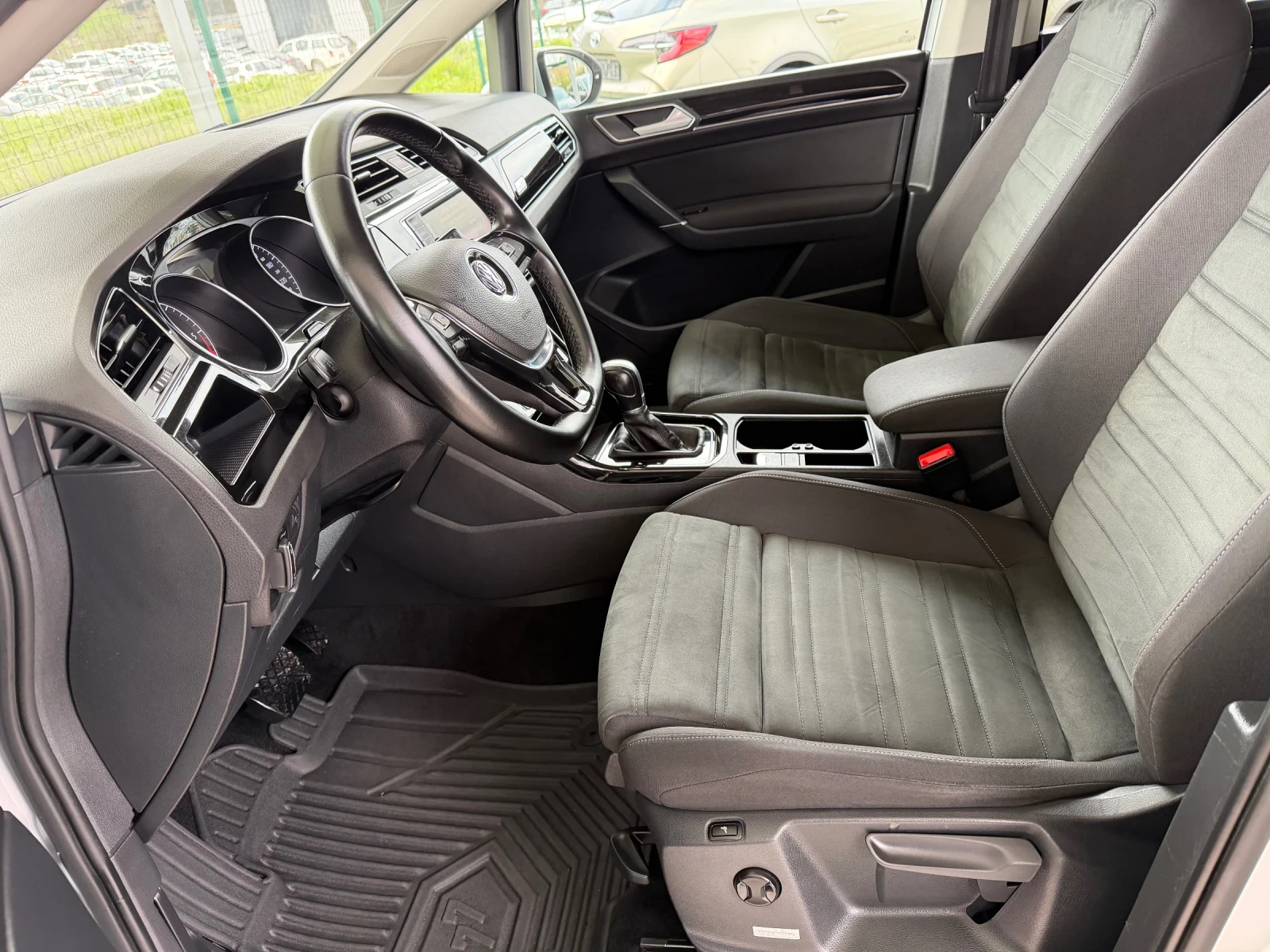 VW Touran 2.0TDI Автомат Швейцария, снимка 9 - Автомобили и джипове - 54144125