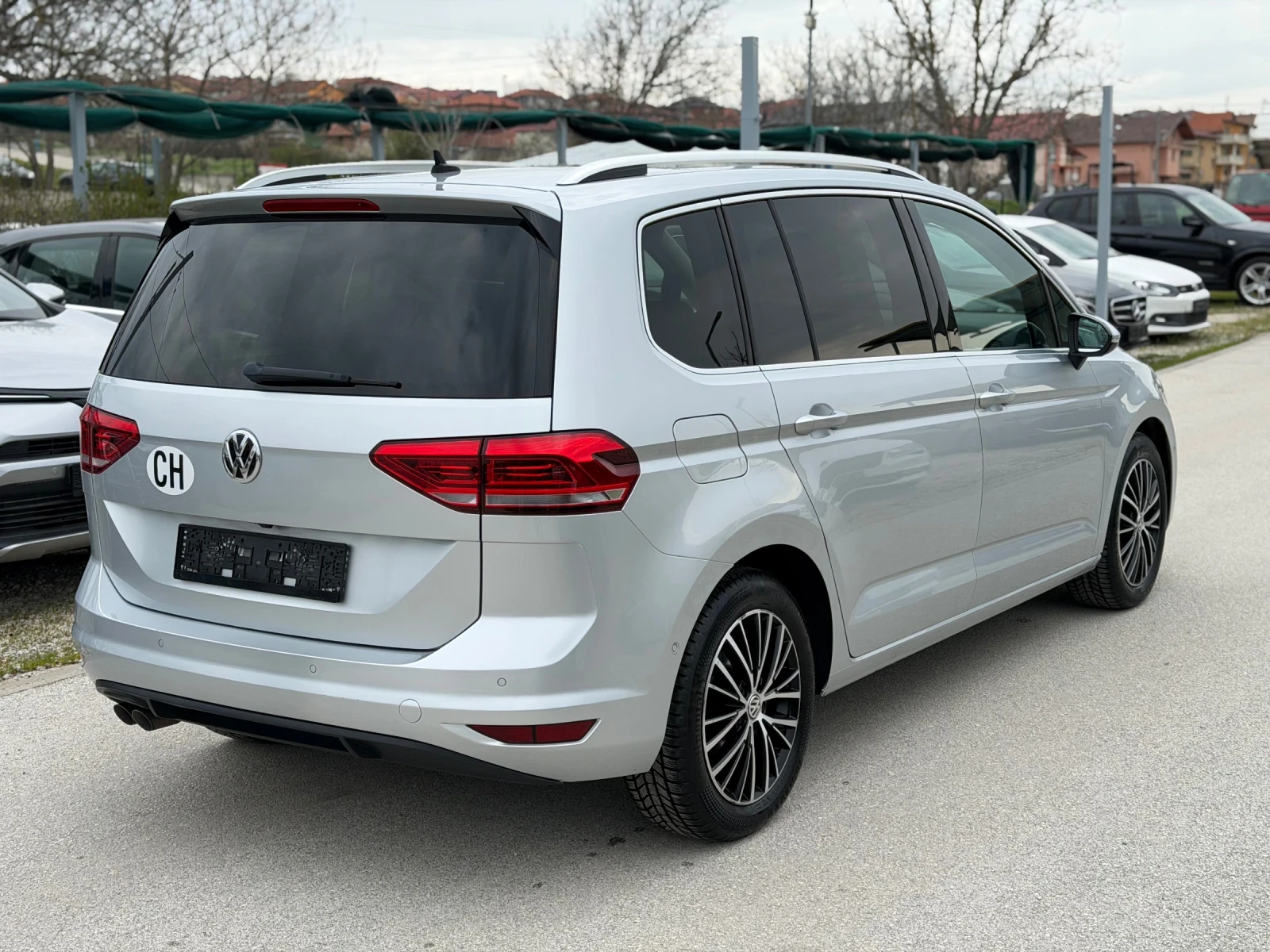 VW Touran 2.0TDI Автомат Швейцария, снимка 4 - Автомобили и джипове - 54144125