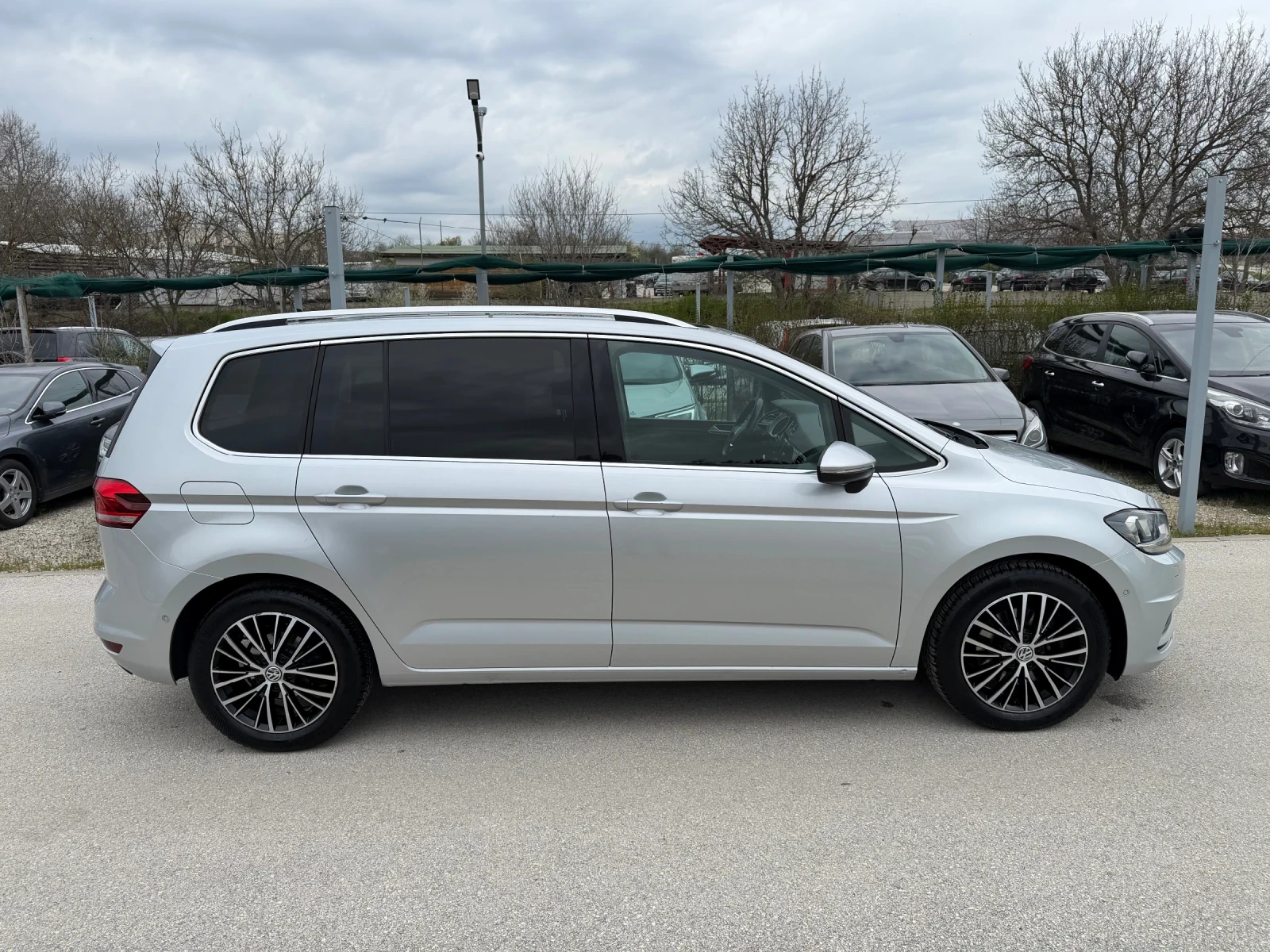 VW Touran 2.0TDI Автомат Швейцария, снимка 7 - Автомобили и джипове - 54144125