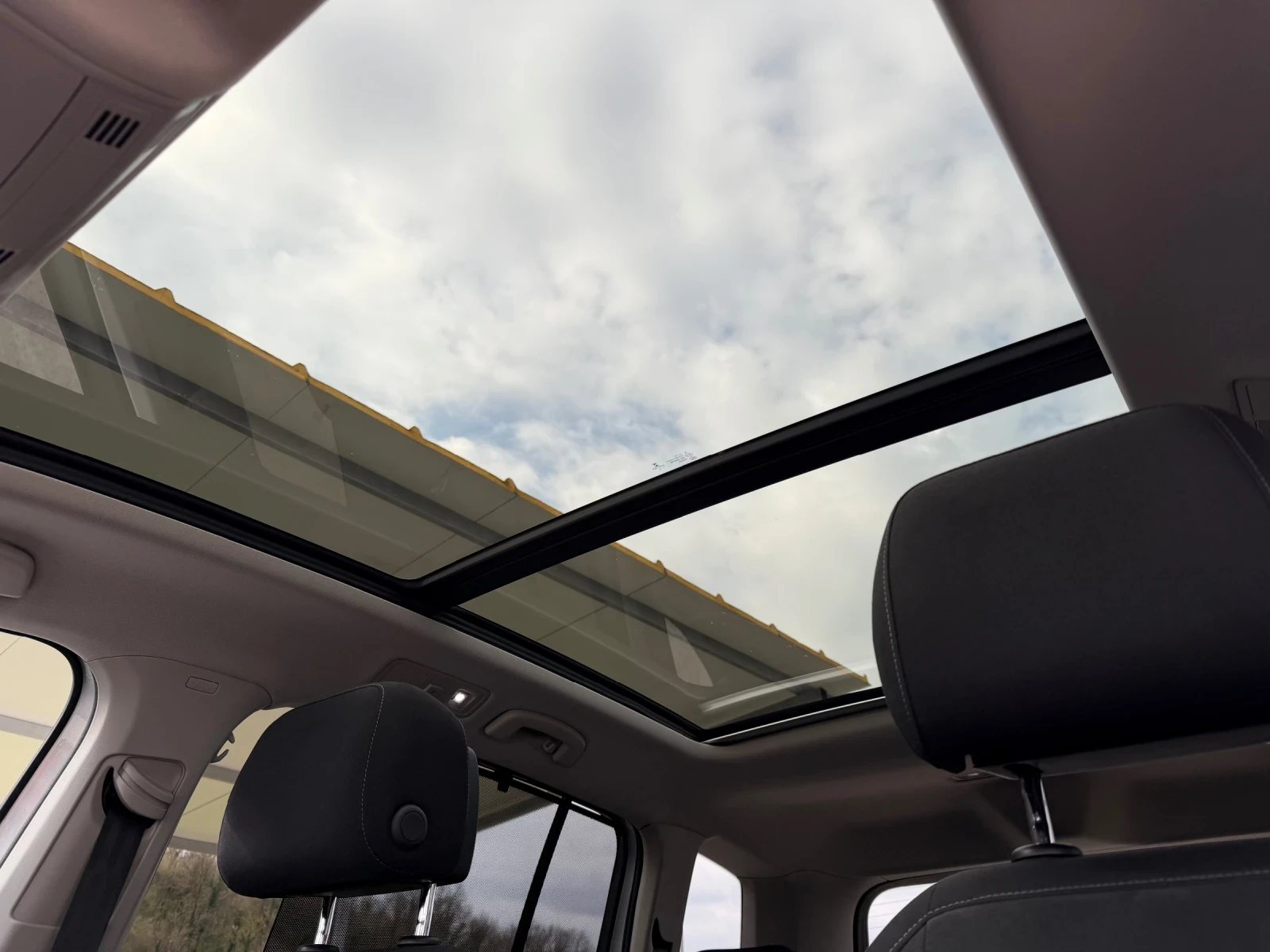 VW Touran 2.0TDI Автомат Швейцария, снимка 16 - Автомобили и джипове - 54144125