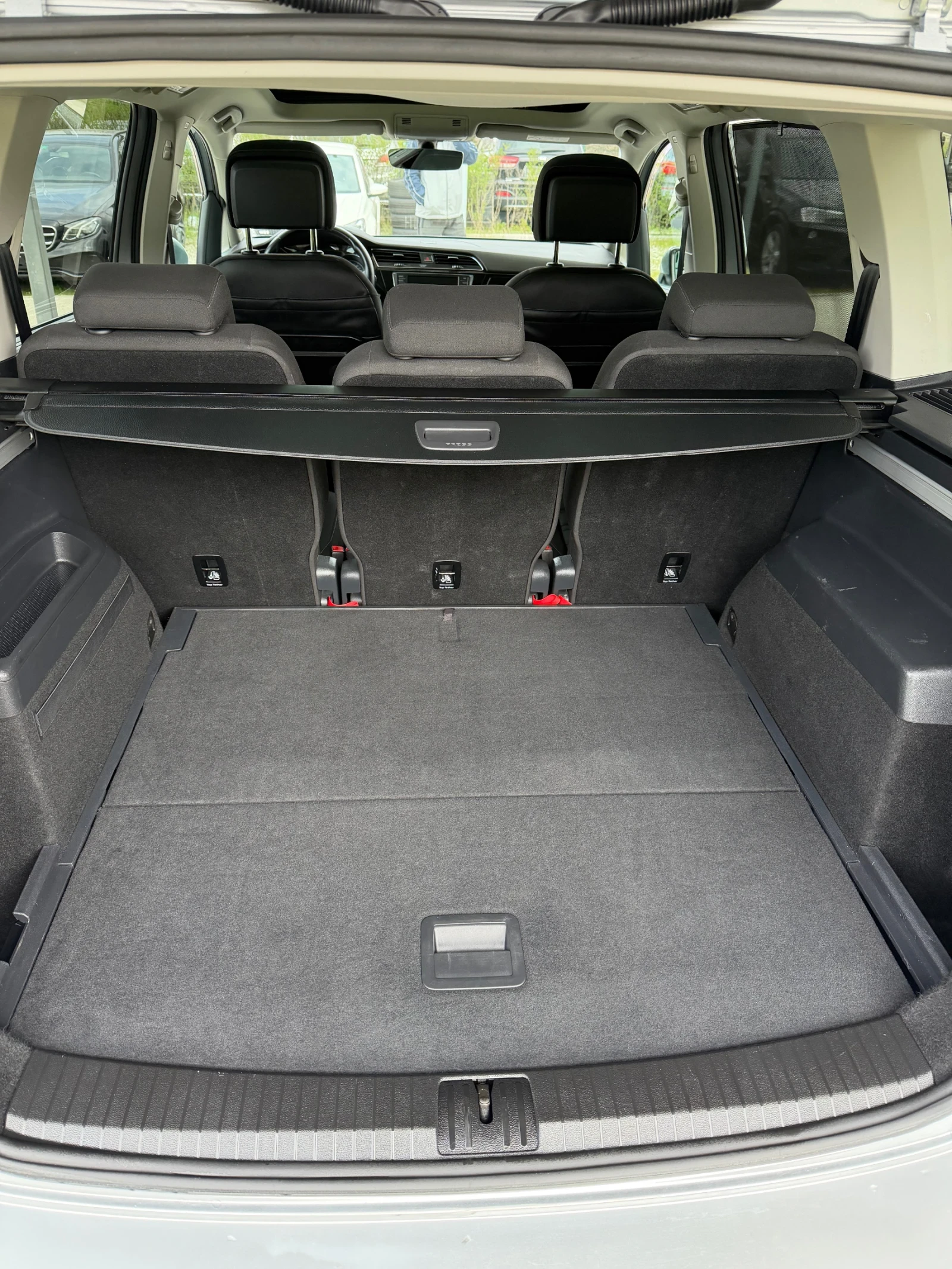 VW Touran 2.0TDI Автомат Швейцария, снимка 17 - Автомобили и джипове - 54144125