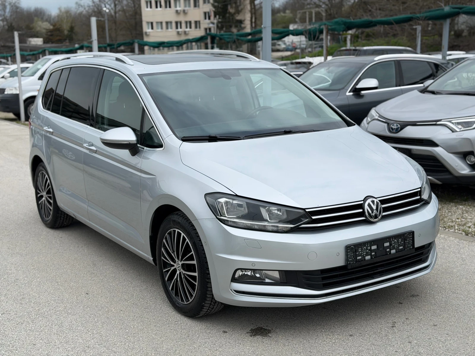 VW Touran 2.0TDI Автомат Швейцария, снимка 2 - Автомобили и джипове - 54144125