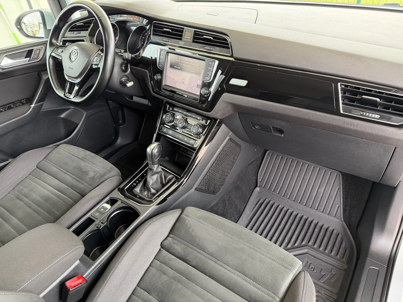 VW Touran 2.0TDI Автомат Швейцария, снимка 10 - Автомобили и джипове - 54144125