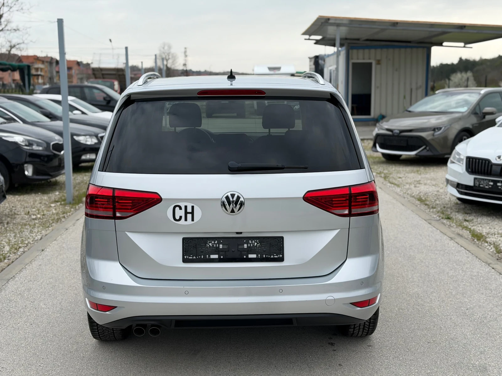 VW Touran 2.0TDI Автомат Швейцария, снимка 6 - Автомобили и джипове - 54144125