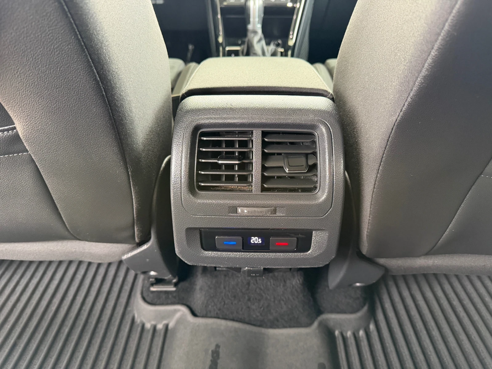 VW Touran 2.0TDI Автомат Швейцария, снимка 15 - Автомобили и джипове - 54144125